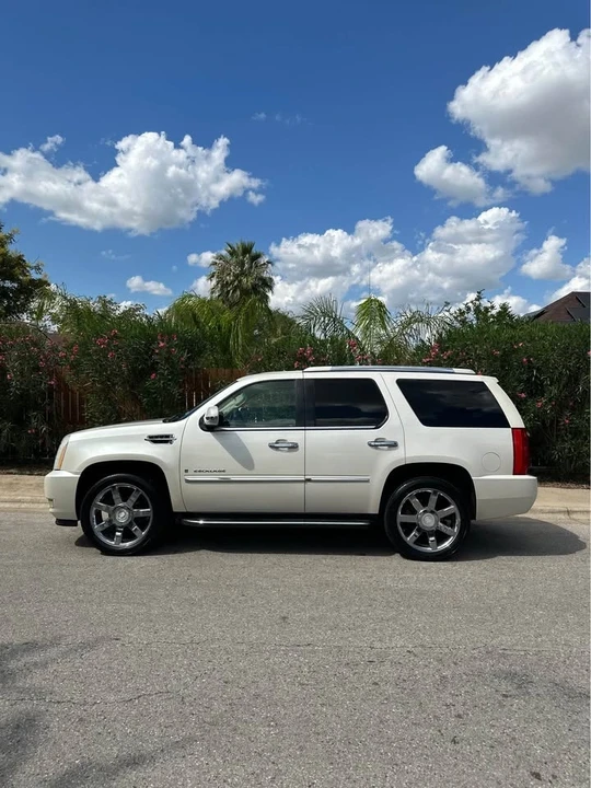 2007 Cadillac Escalade & EXT 3rd Gen - Image 2 of 16