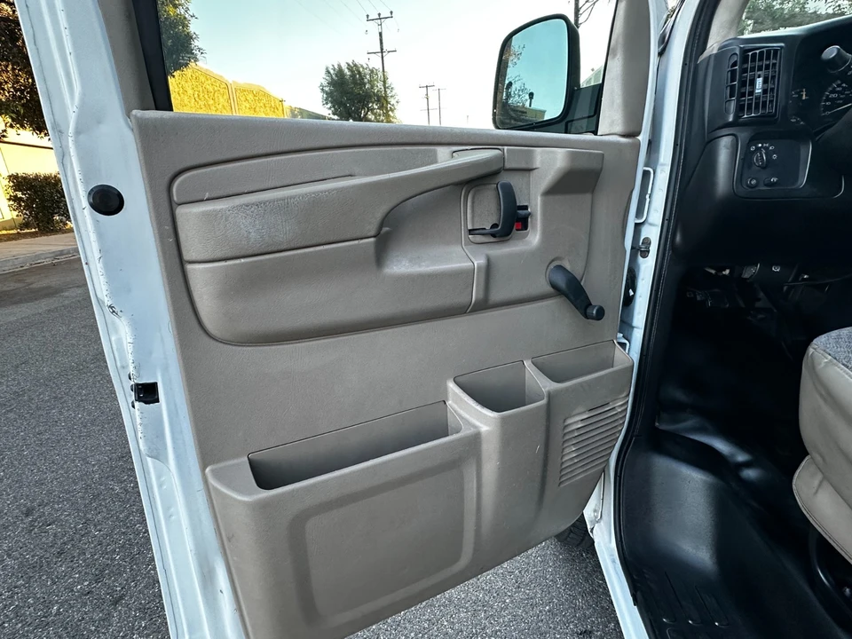 2007 Chevrolet Express - Image 17 of 21