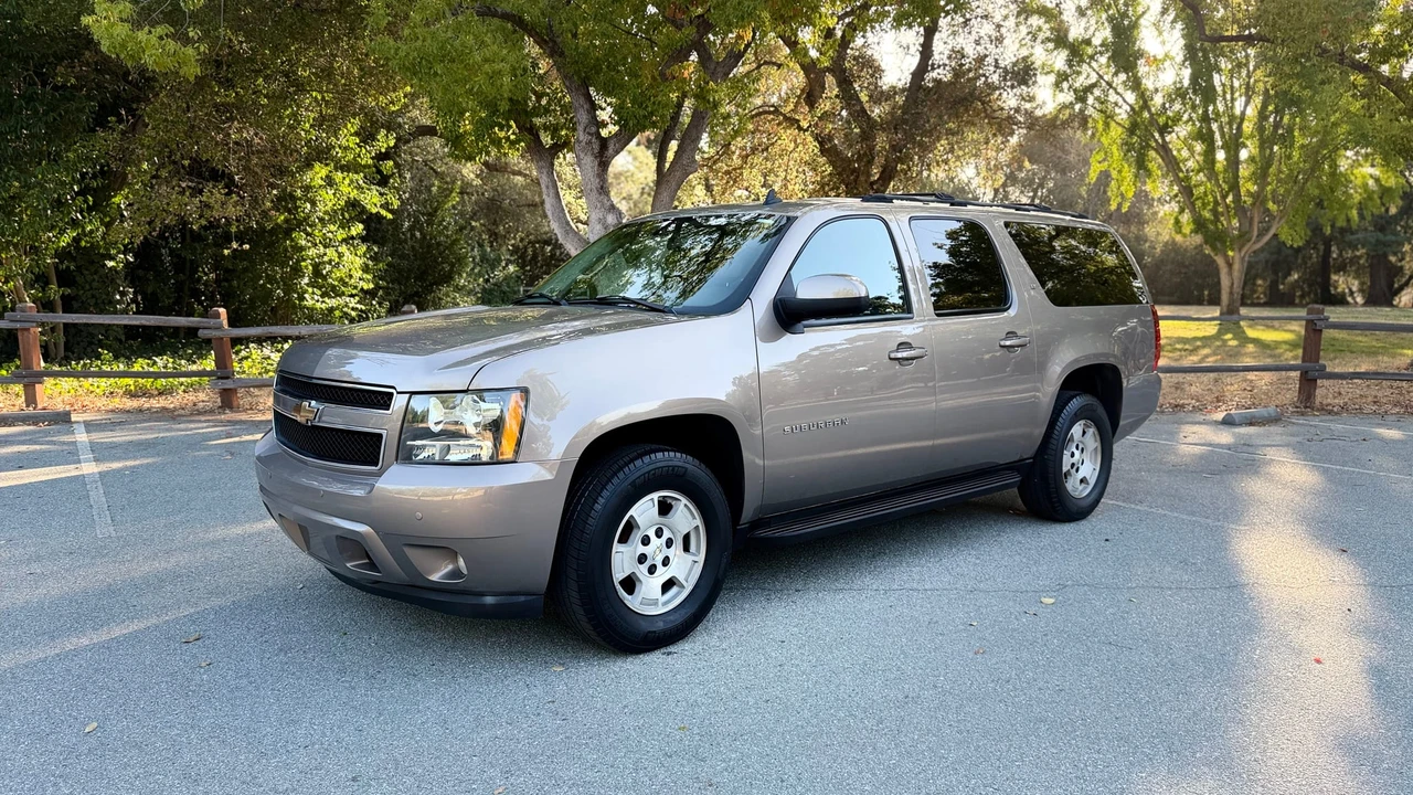 2007 Chevrolet Suburban 10th Gen - Image 2 of 31