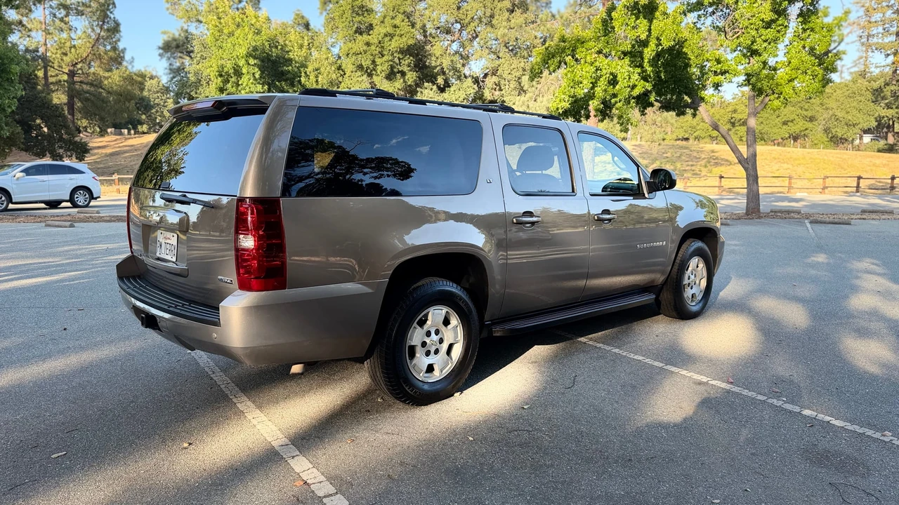 2007 Chevrolet Suburban 10th Gen - Image 14 of 31