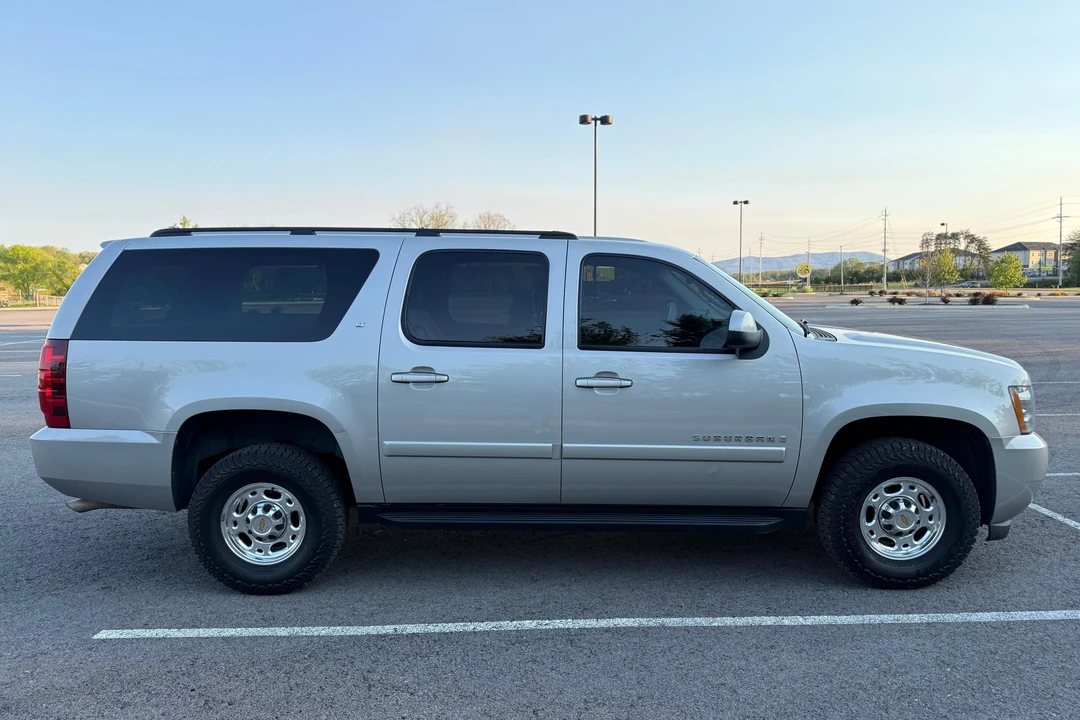 2007 Chevrolet Suburban 10th Gen - Image 3 of 31