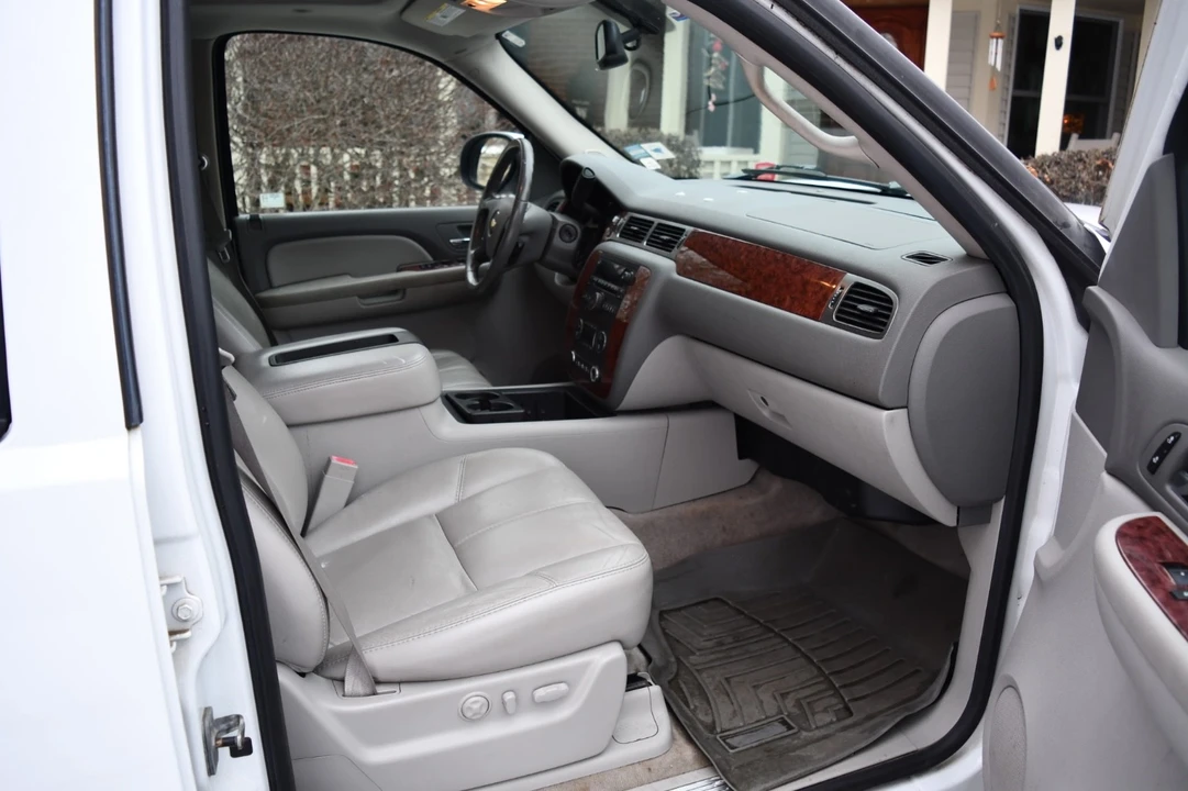 2007 Chevrolet Suburban 10th Gen - Image 2 of 15