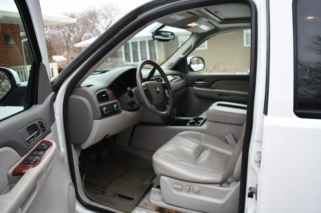 2007 Chevrolet Suburban 10th Gen - Image 10 of 15