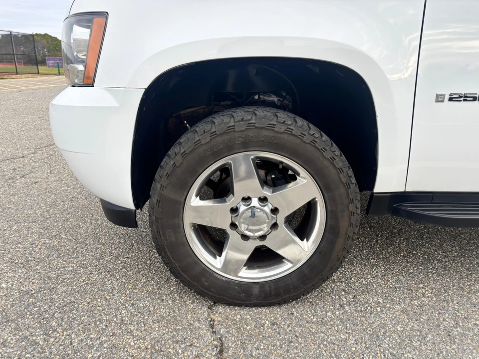 2007 Chevrolet Suburban 10th Gen - Image 28 of 31