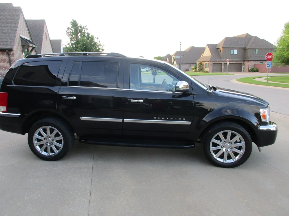 2007 Chrysler Aspen - Image 10 of 31