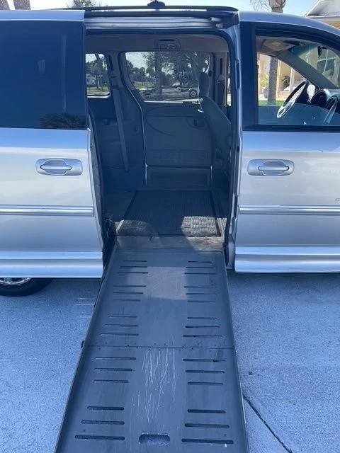2007 Chrysler Town & Country - Image 4 of 8