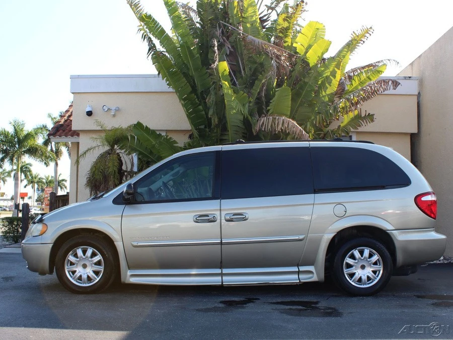 2007 Chrysler Town & Country - Image 7 of 12