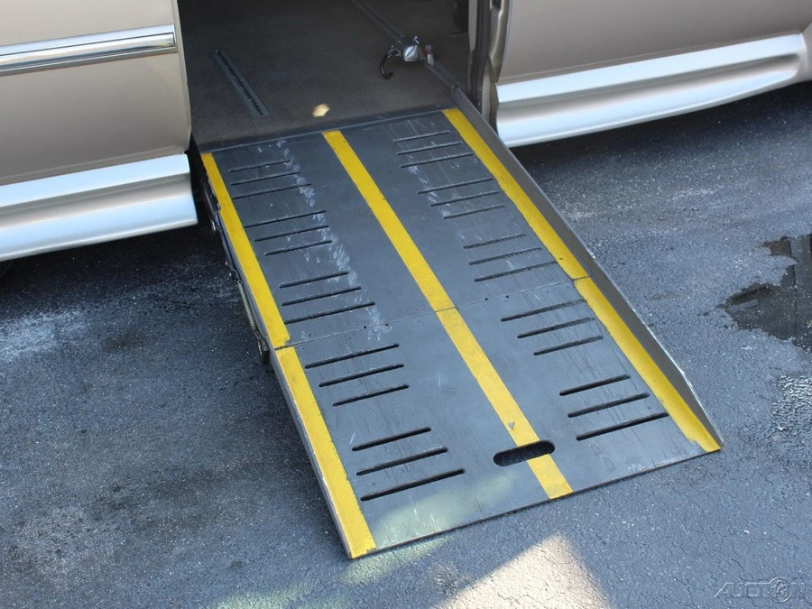 2007 Chrysler Town & Country - Image 2 of 12