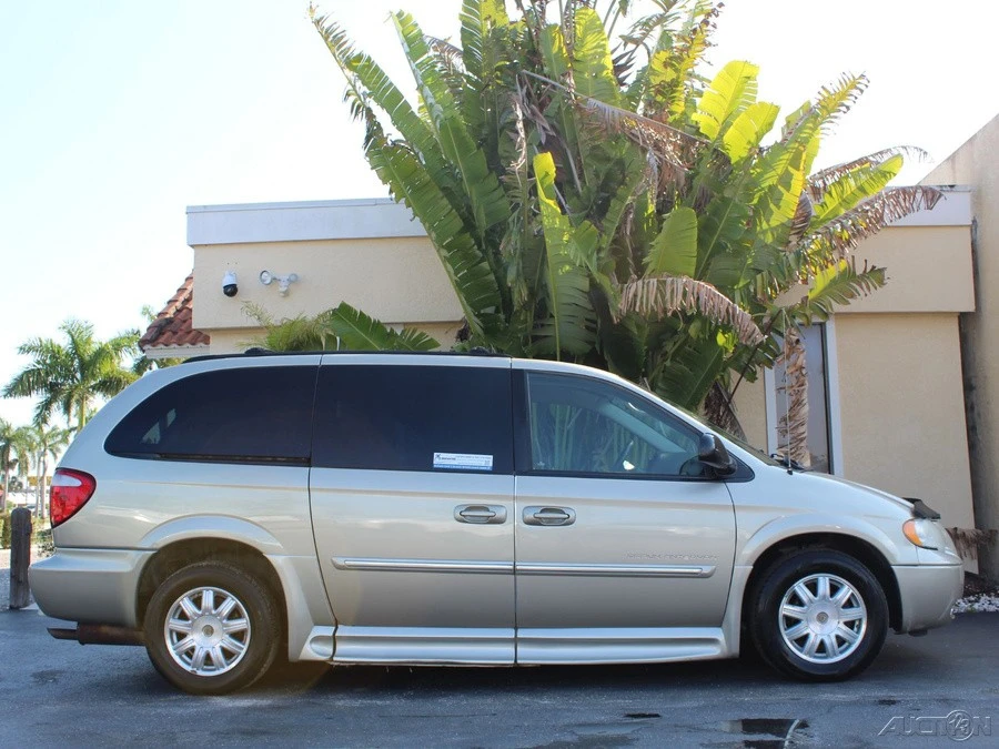 2007 Chrysler Town & Country - Image 4 of 12