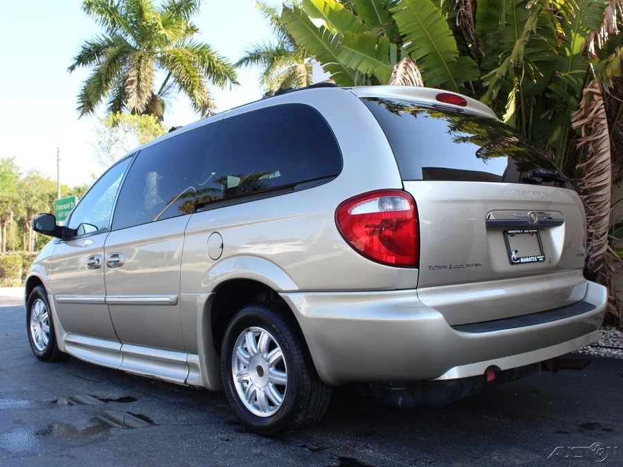 2007 Chrysler Town & Country - Image 8 of 12