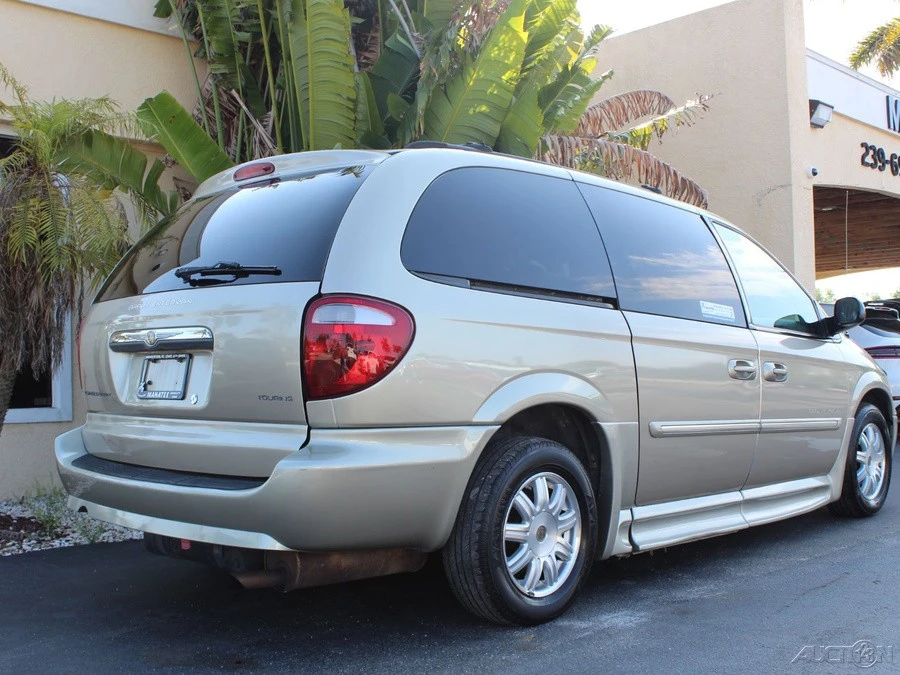 2007 Chrysler Town & Country - Image 5 of 12