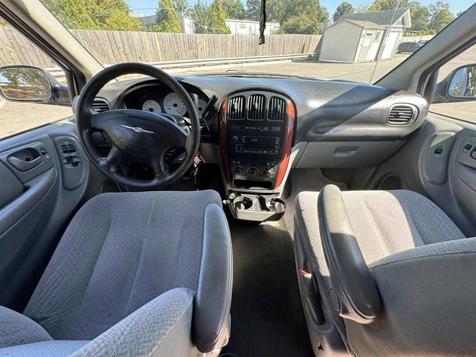 2007 Chrysler Town & Country - Image 2 of 11
