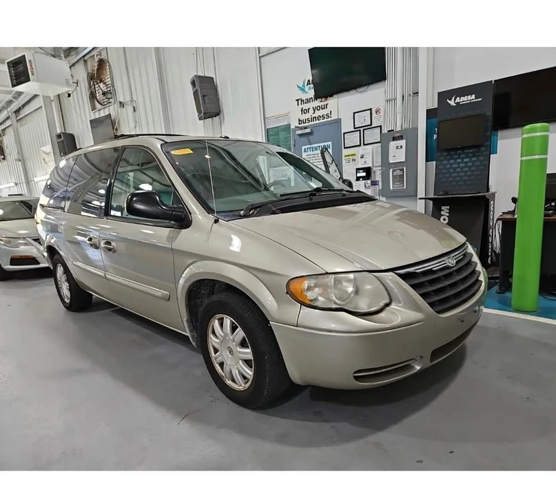 2007 Chrysler Town & Country - Image 2 of 8