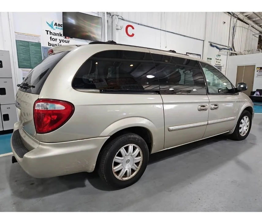 2007 Chrysler Town & Country - Image 4 of 8