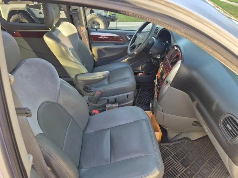 2007 Chrysler Town & Country - Image 4 of 8