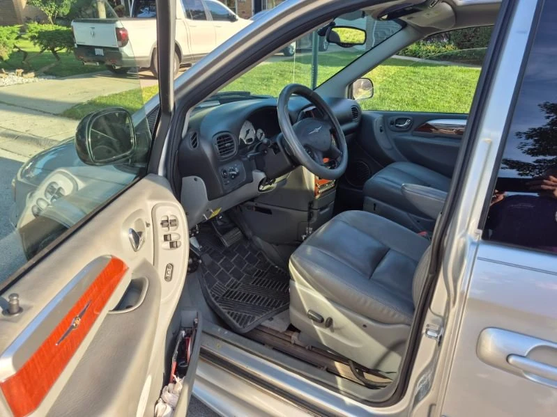 2007 Chrysler Town & Country - Image 3 of 8