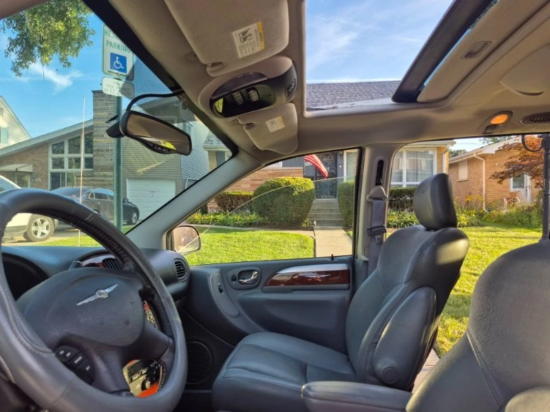2007 Chrysler Town & Country - Image 2 of 8
