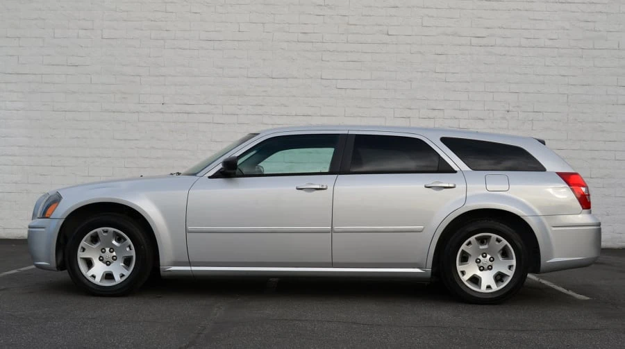 2007 Dodge Magnum 2nd Gen Wagon - Image 2 of 7