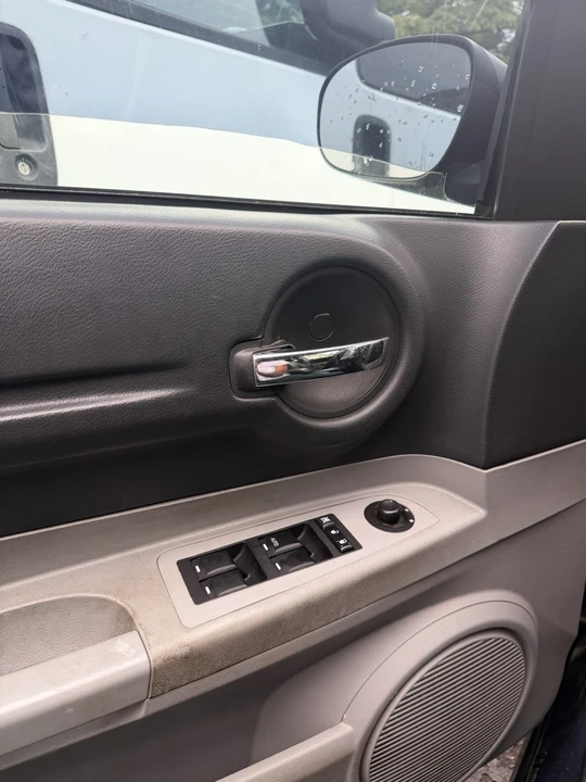 2007 Dodge Magnum 2nd Gen Wagon - Image 4 of 16