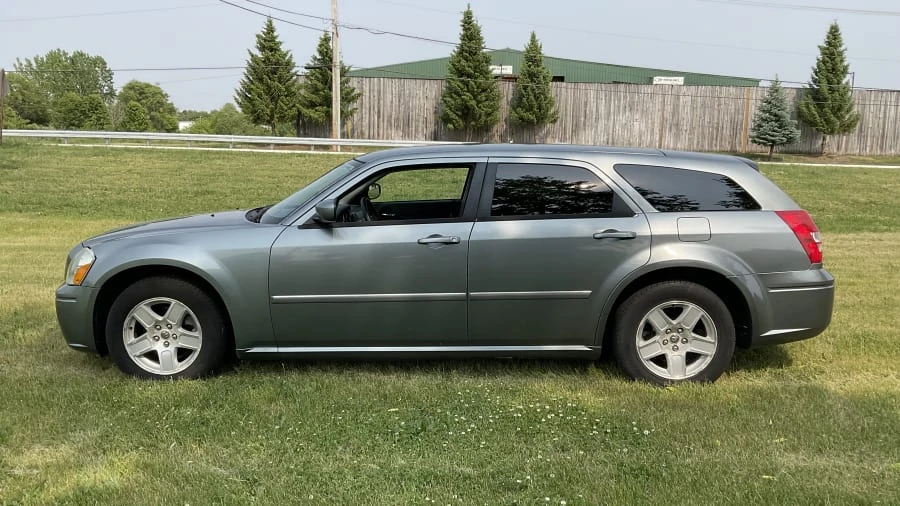2007 Dodge Magnum 2nd Gen Wagon - Image 2 of 9