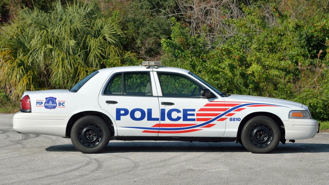 2007 Ford Crown Victoria - Image 2 of 20