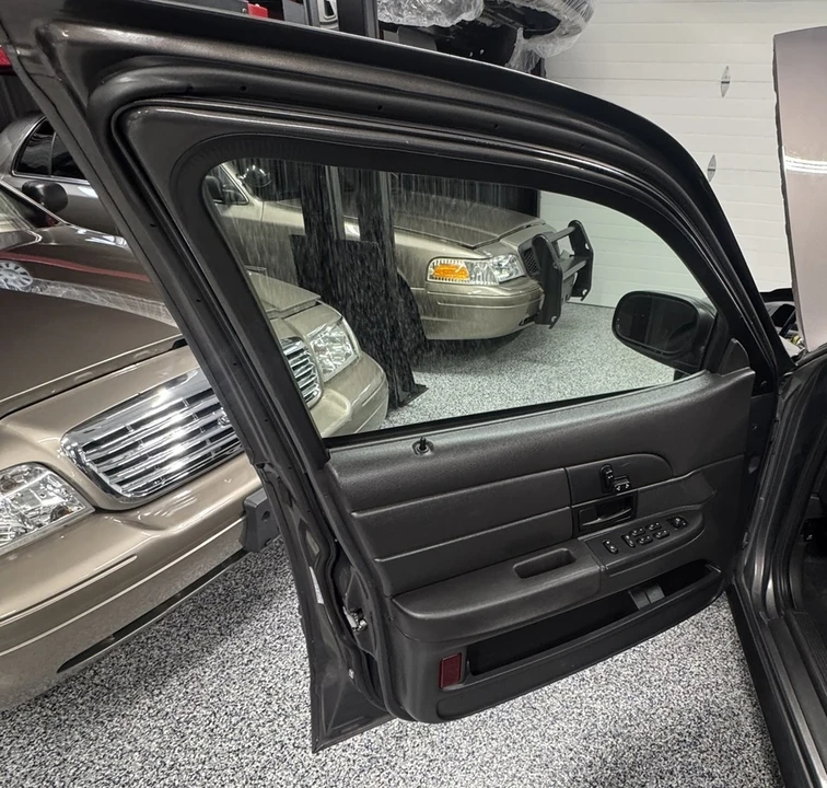 2007 Ford Crown Victoria - Image 9 of 30