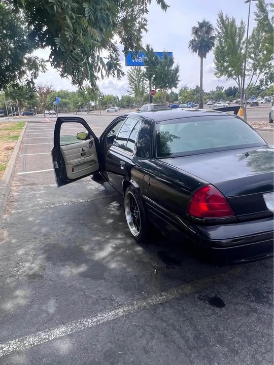2007 Ford Crown Victoria - Image 2 of 10