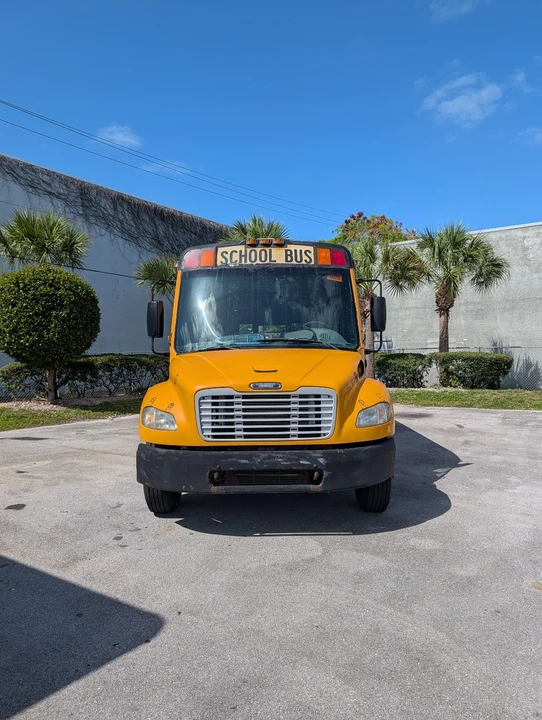 2007 Freightliner - Image 2 of 17