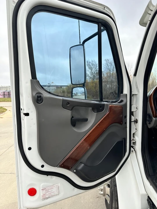 2007 Freightliner - Image 11 of 26