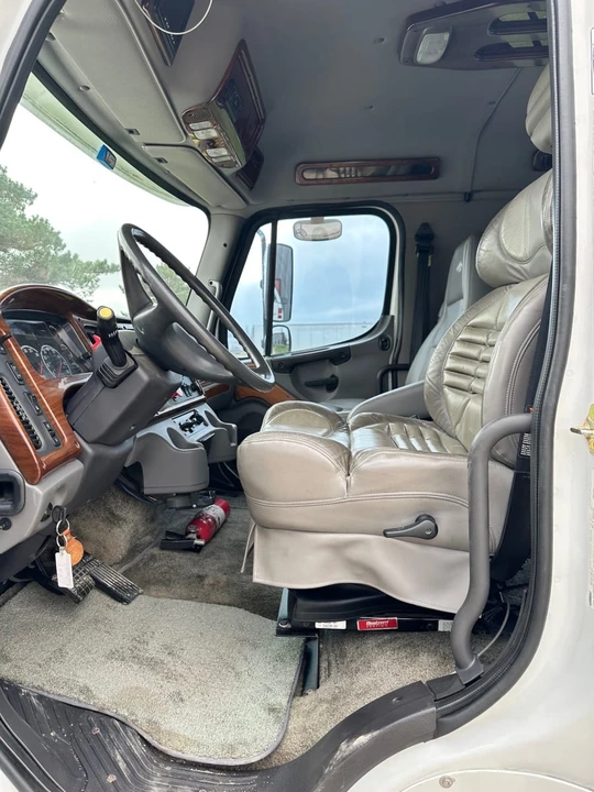 2007 Freightliner - Image 10 of 26
