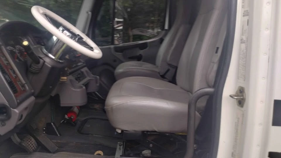 2007 Freightliner - Image 8 of 10