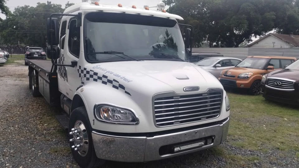 2007 Freightliner - Image 2 of 10