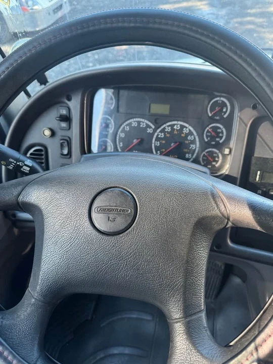 2007 Freightliner - Image 8 of 9