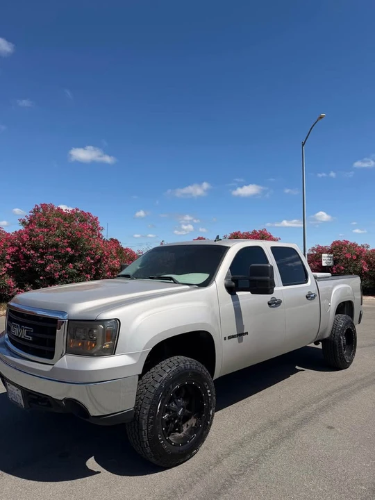 2007 GMC Sierra 3rd Gen - Image 2 of 9