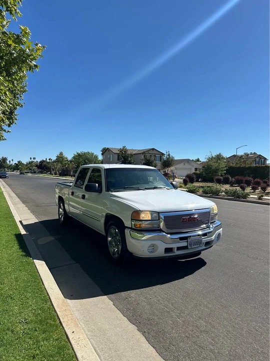 2007 GMC Sierra 2nd Gen - Image 2 of 12
