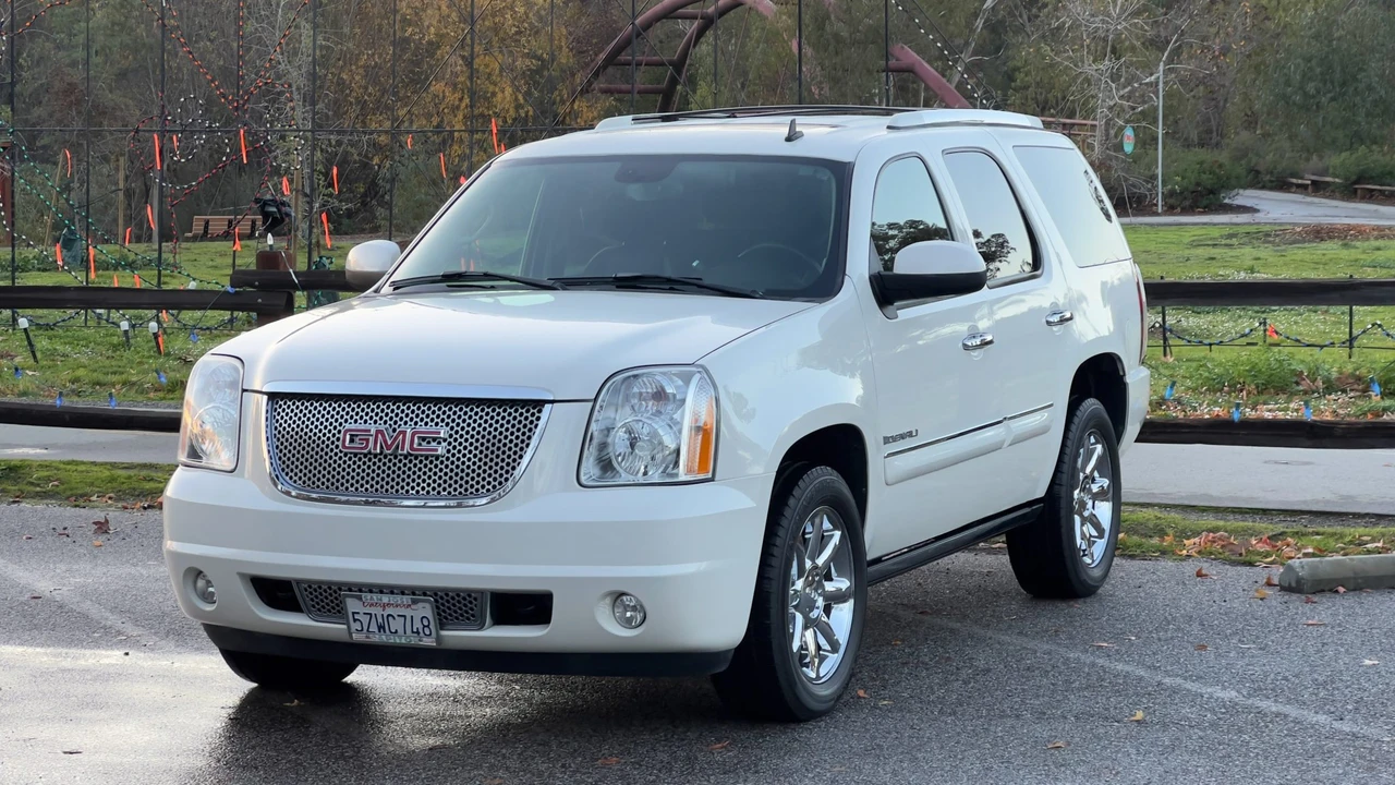 2007 GMC Yukon 3rd Gen - Image 2 of 31