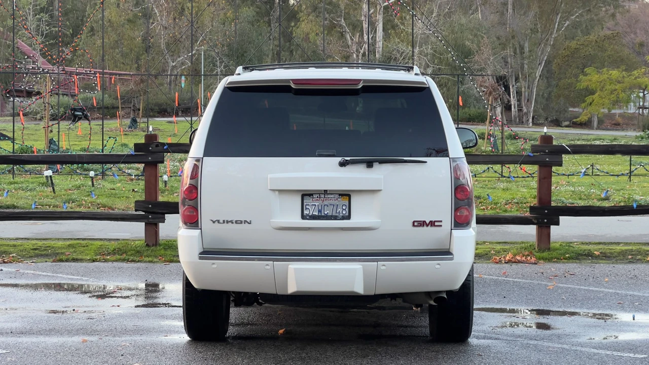 2007 GMC Yukon 3rd Gen - Image 11 of 31
