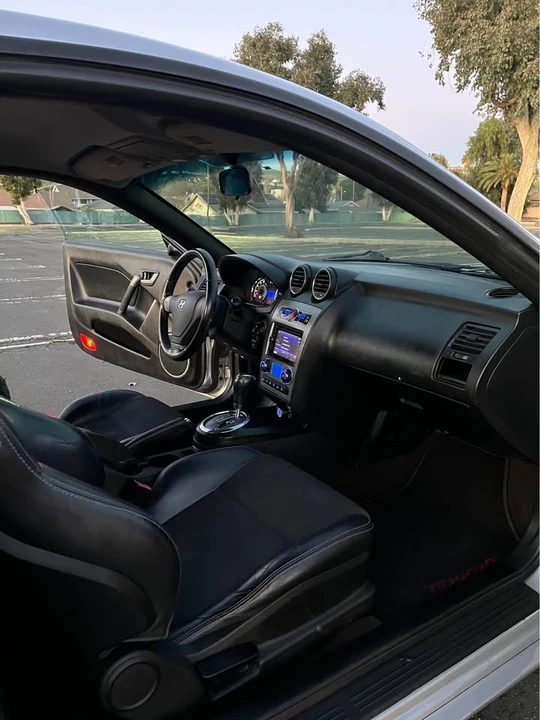 2007 Hyundai Tiburon - Image 11 of 16