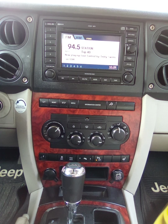 2007 Jeep Commander - Image 15 of 17