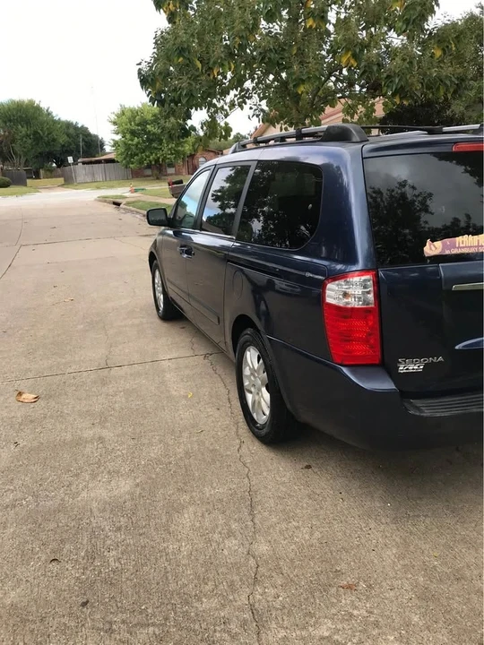 2007 Kia Carnival - Image 2 of 15