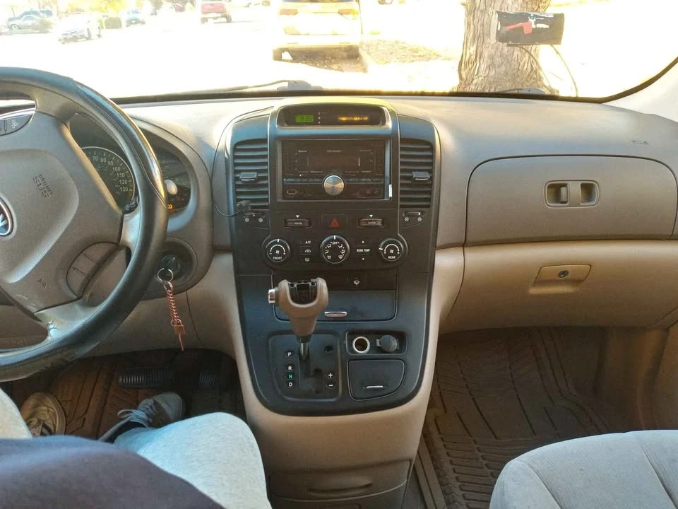 2007 Kia Carnival - Image 2 of 3