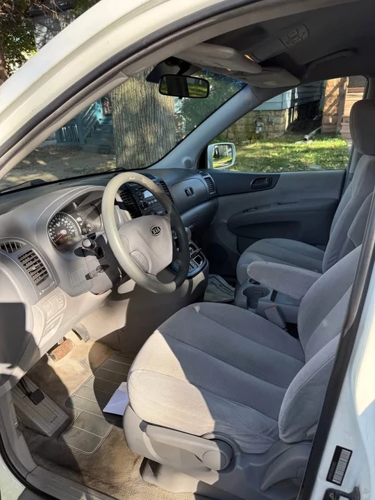 2007 Kia Carnival - Image 6 of 8