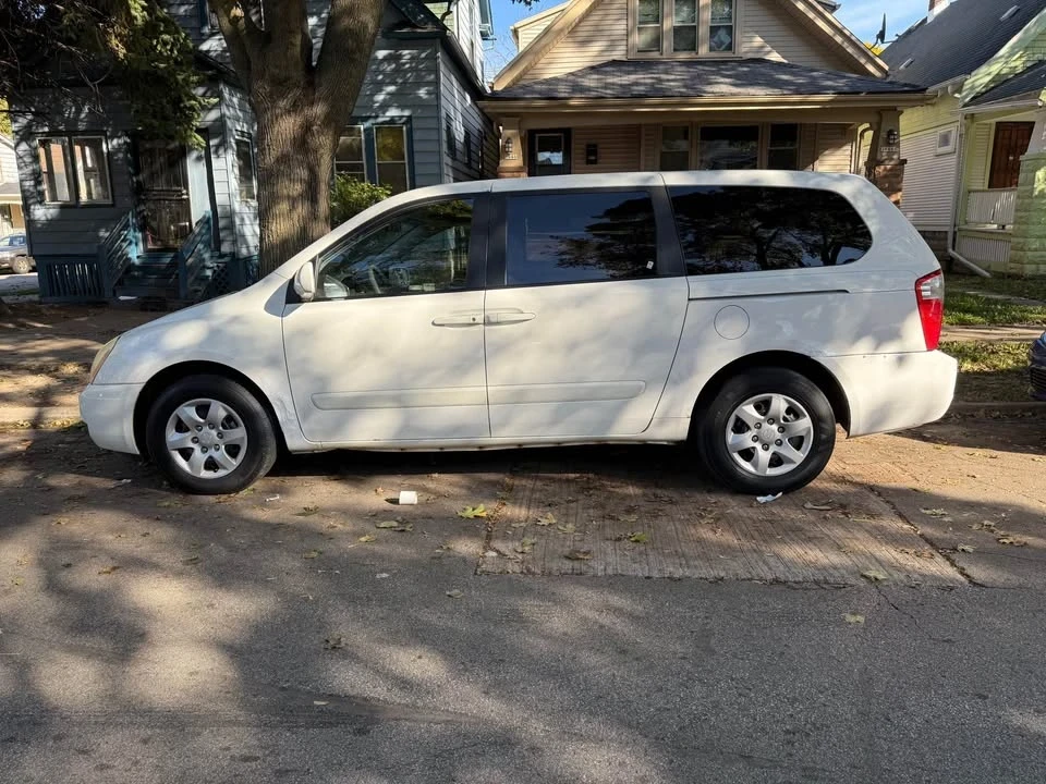 2007 Kia Carnival - Image 2 of 8