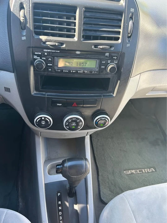2007 Kia Spectra - Image 10 of 13