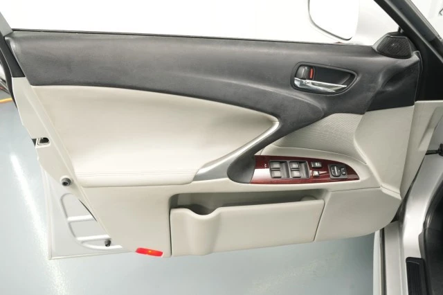 2007 Lexus IS 2nd Gen - Image 27 of 31