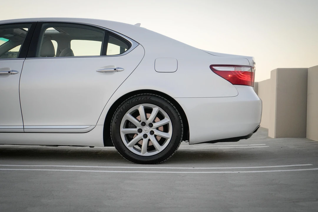 2007 Lexus LS 4th Gen - Image 16 of 31