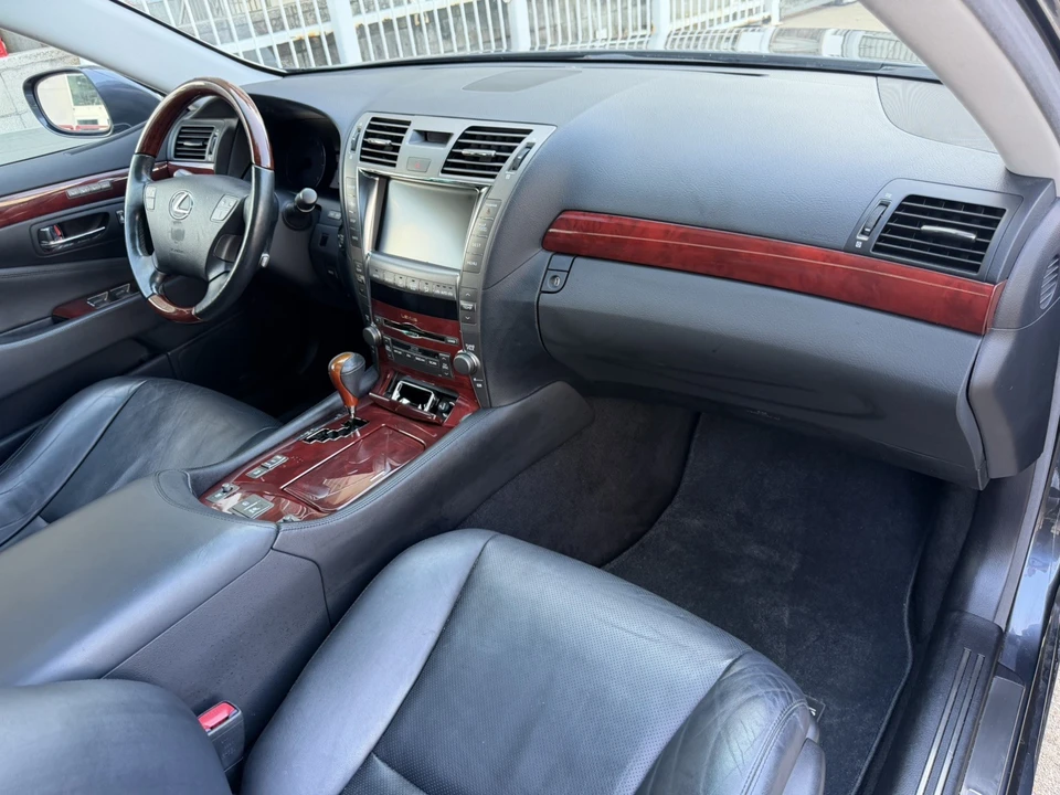 2007 Lexus LS 4th Gen - Image 25 of 31