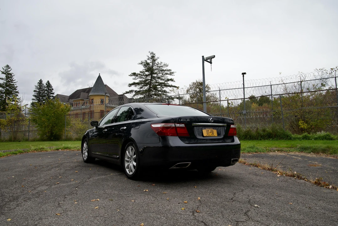 2007 Lexus LS 4th Gen - Image 17 of 31