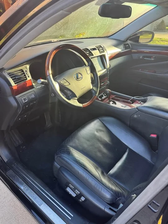 2007 Lexus LS 4th Gen - Image 9 of 18