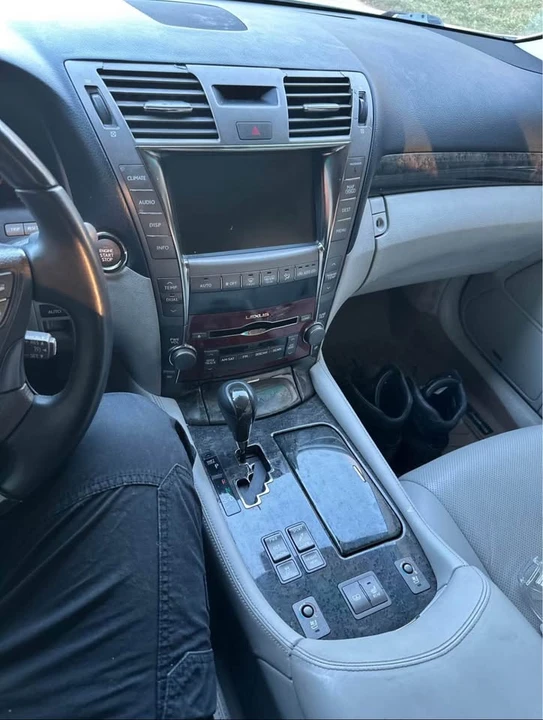 2007 Lexus LS 4th Gen - Image 5 of 8
